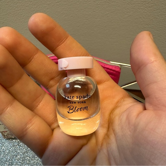 New 4 piece Kate Spade Beauty Set - Picture 4 of 11